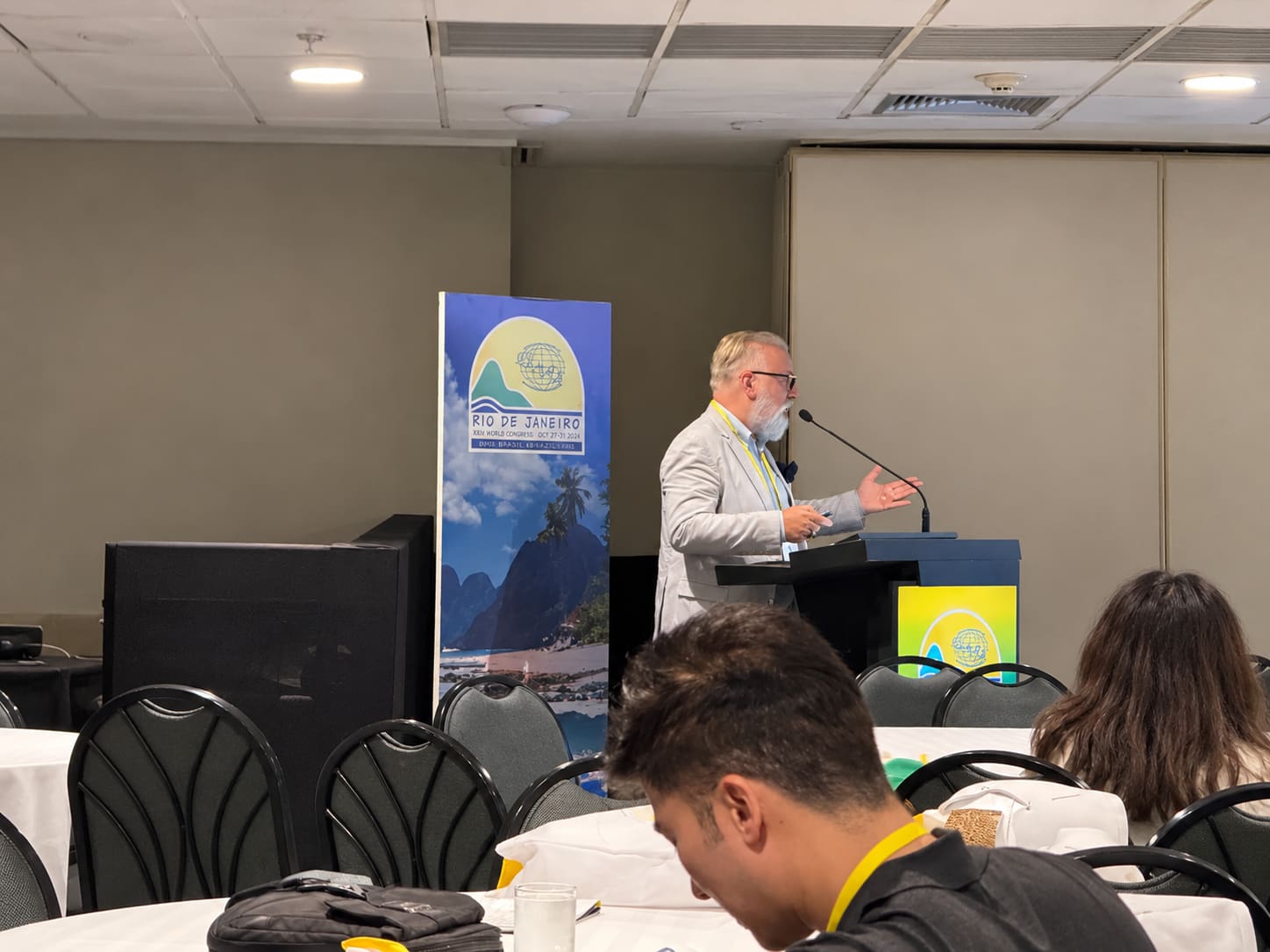 Dr. Anastasios Vekris presenting hair transplantation techniques at the 34th ISHRS World Congress.