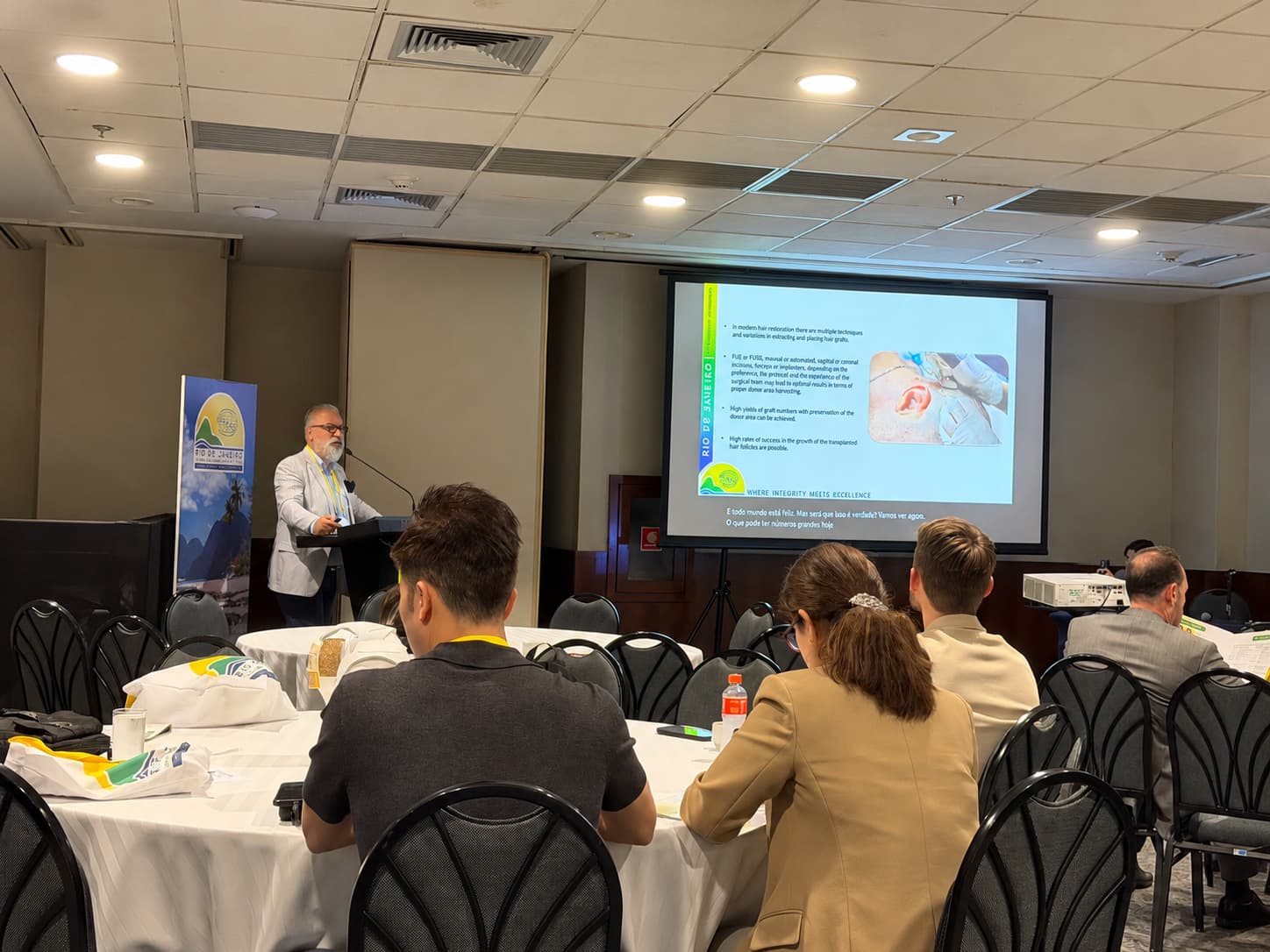 Dr. Anastasios Vekris presenting scientific material to attendees at ISHRS Rio 2026.